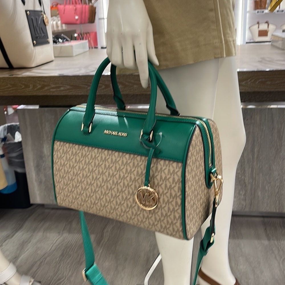 Michael Kors med Duffle Travel - Leather/Coated
PALMETTO GREEN 
MD DUFFLE
NWT